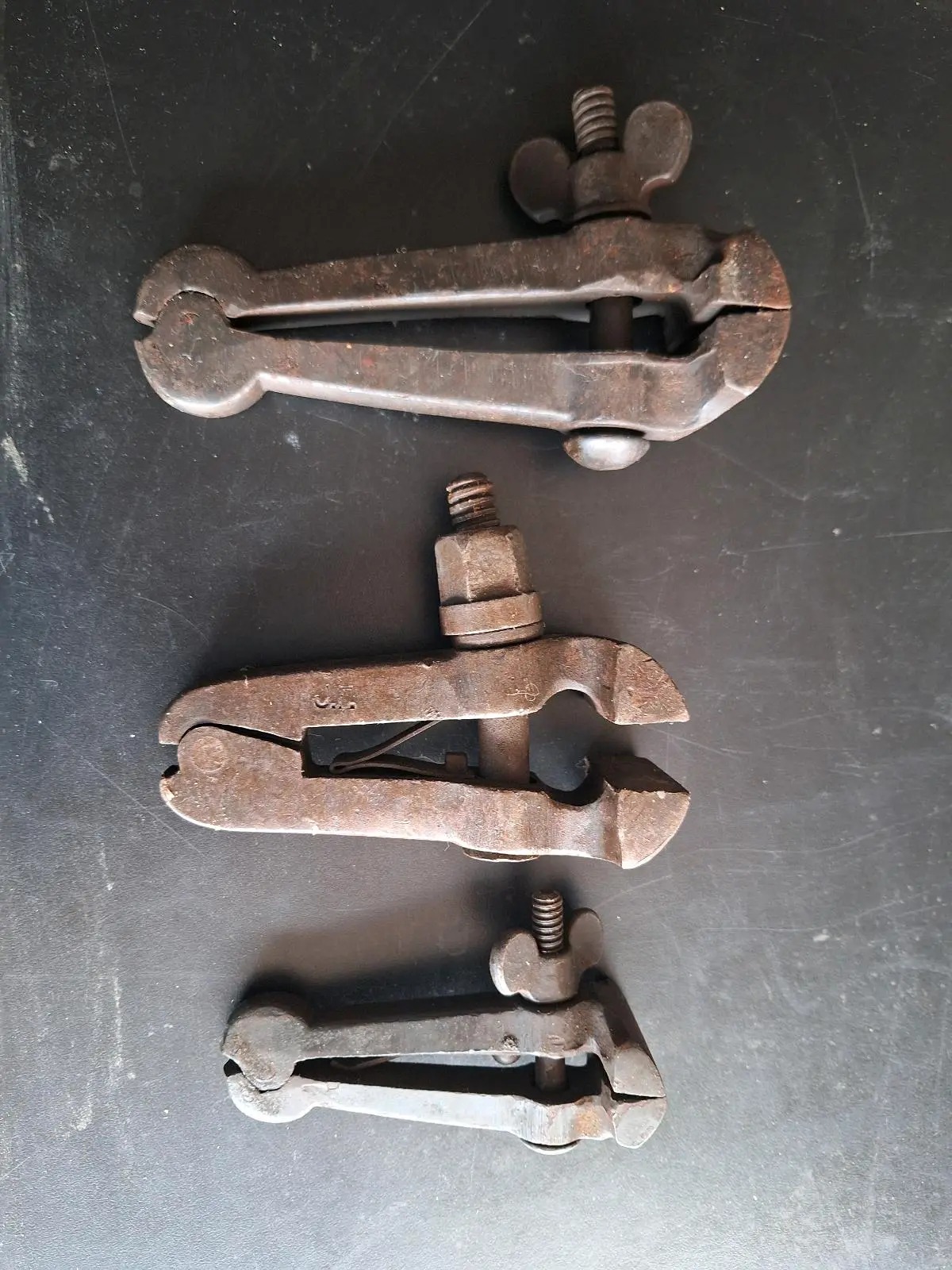 3 antike Hand-Schraubstöcke Handvisen Metall — фото 1