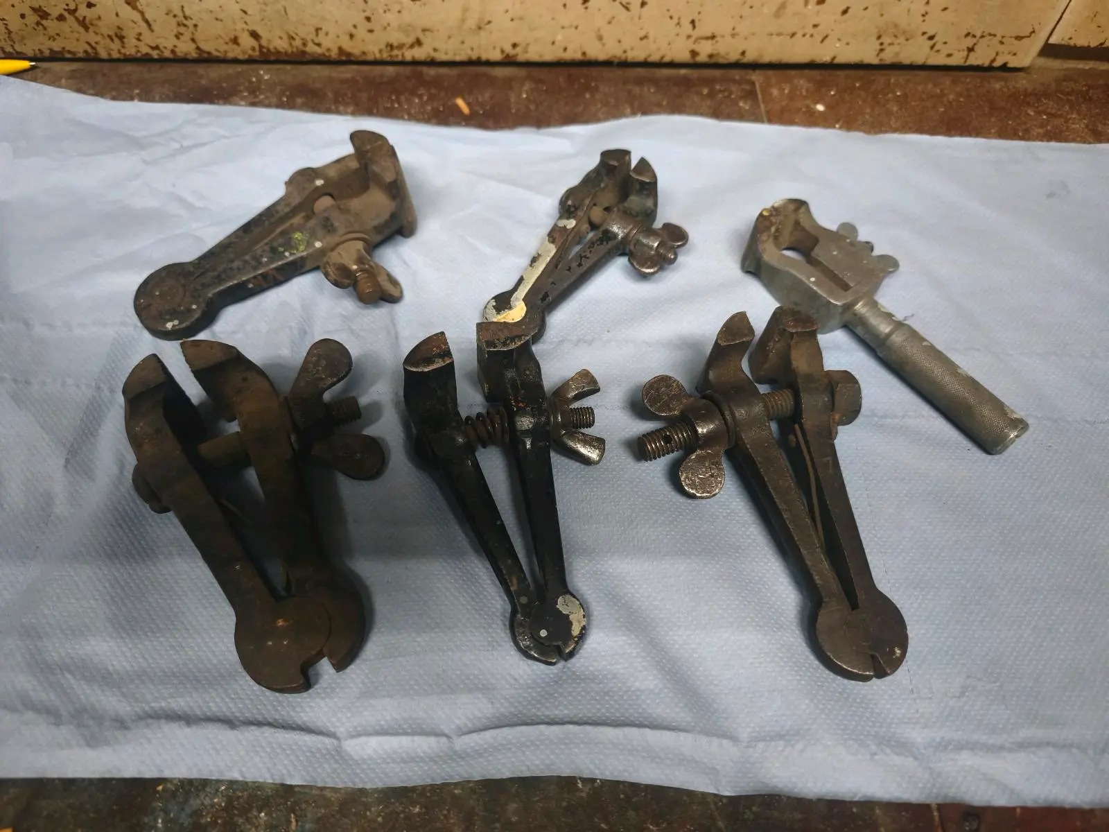 5x Vintage Hand-Schraubstöcke Handklemmen Metall Feilkolben — фото 1