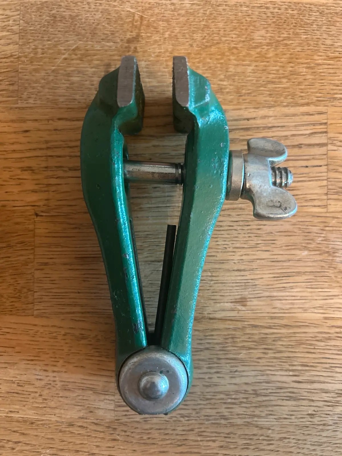 Hand-Schraubstock / Feilkloben grün mit Flügelmutter — фото 1