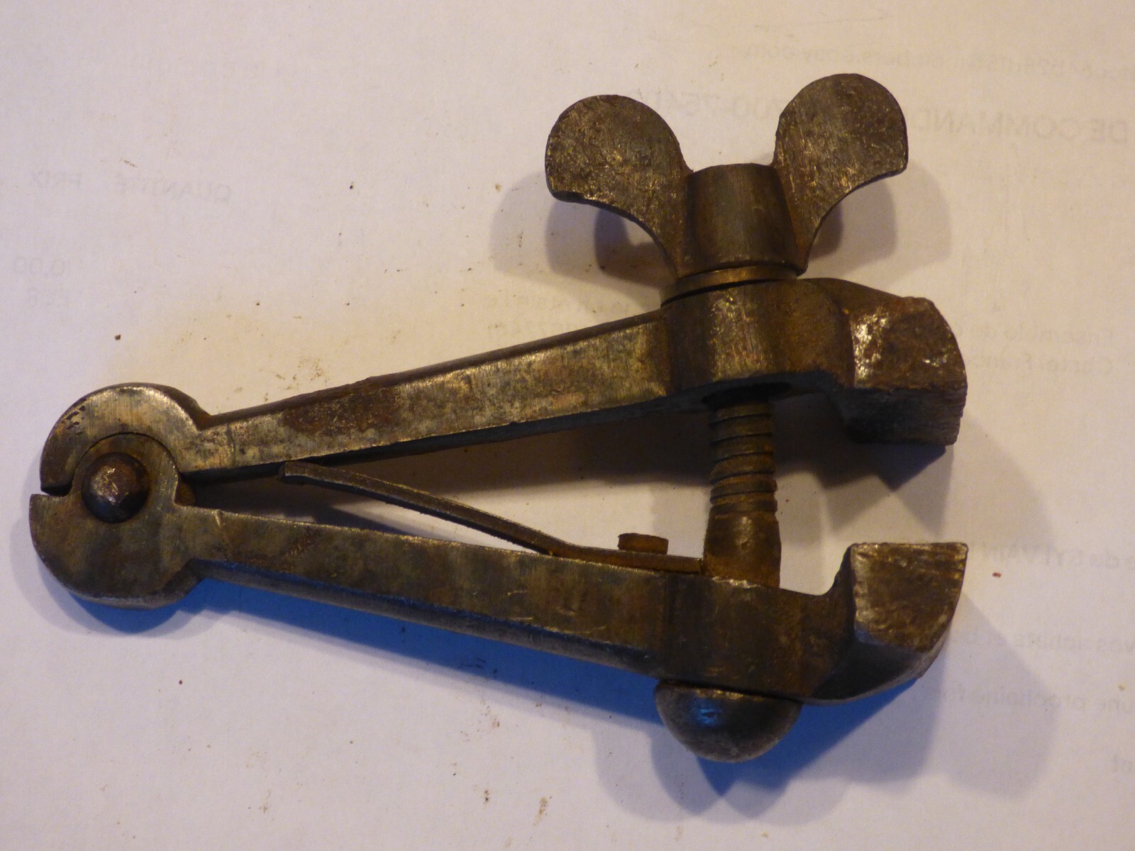 OUTIL ANCIEN FER FORGE ETAU A MAIN BOURRELIER CORDONNIER — фото 1