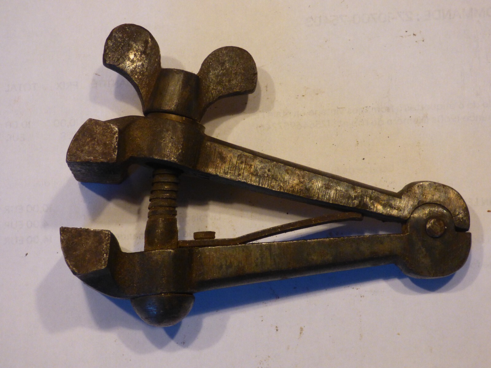 OUTIL ANCIEN FER FORGE ETAU A MAIN BOURRELIER CORDONNIER — фото 2