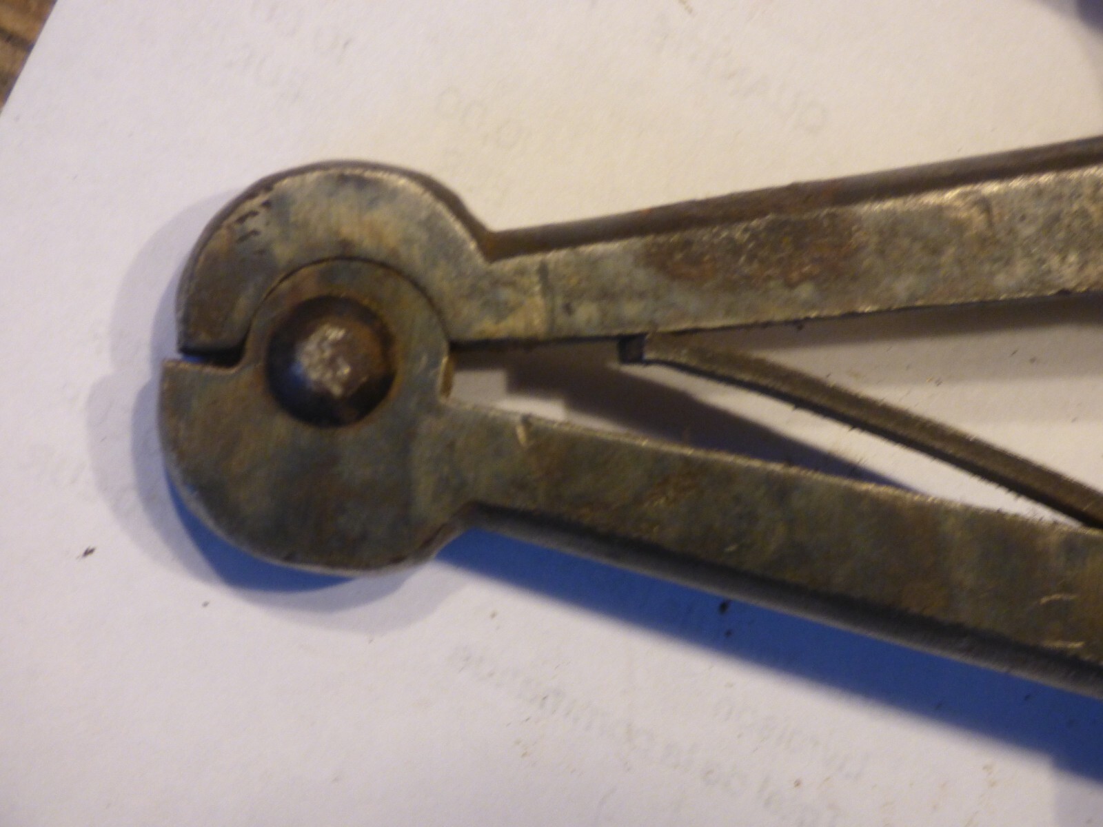 OUTIL ANCIEN FER FORGE ETAU A MAIN BOURRELIER CORDONNIER — фото 3