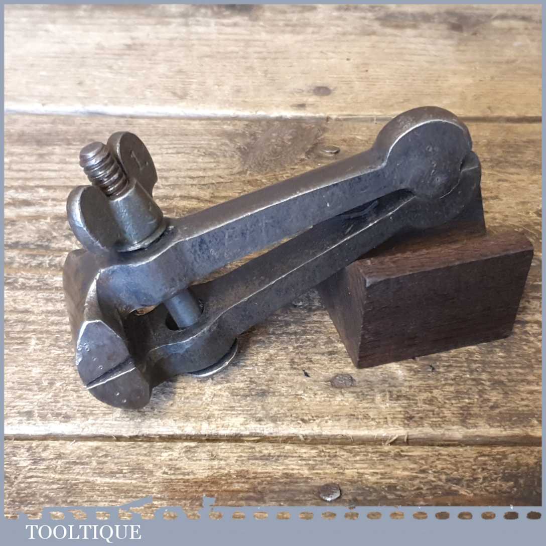 Vintage 1 ½” Spring Loaded Cast Steel Hand Vice – Good Condition — фото 1