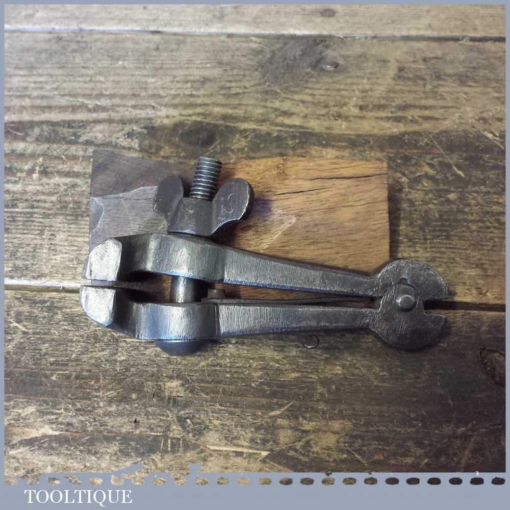 Vintage Spring Loaded Cast Steel Hand Vice – Good Condition — фото 1