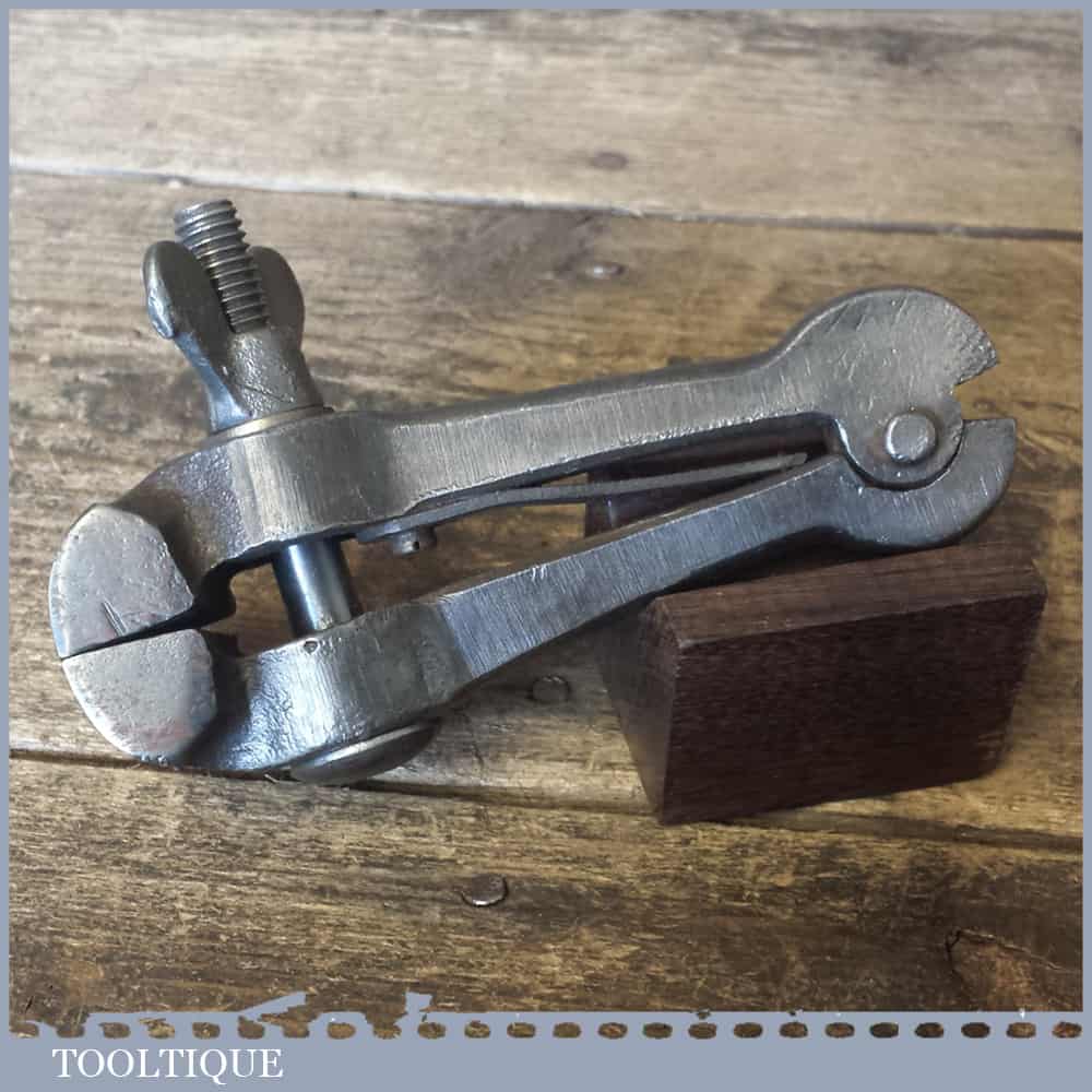 Vintage Spring Loaded Cast Steel Hand Vice – Good Condition — фото 1