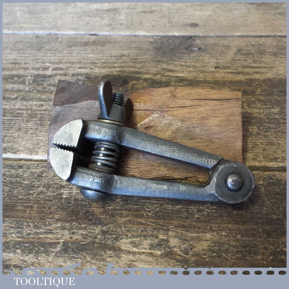 Vintage Spring Loaded Cast Steel Hand Vice – Good Condition — фото 1