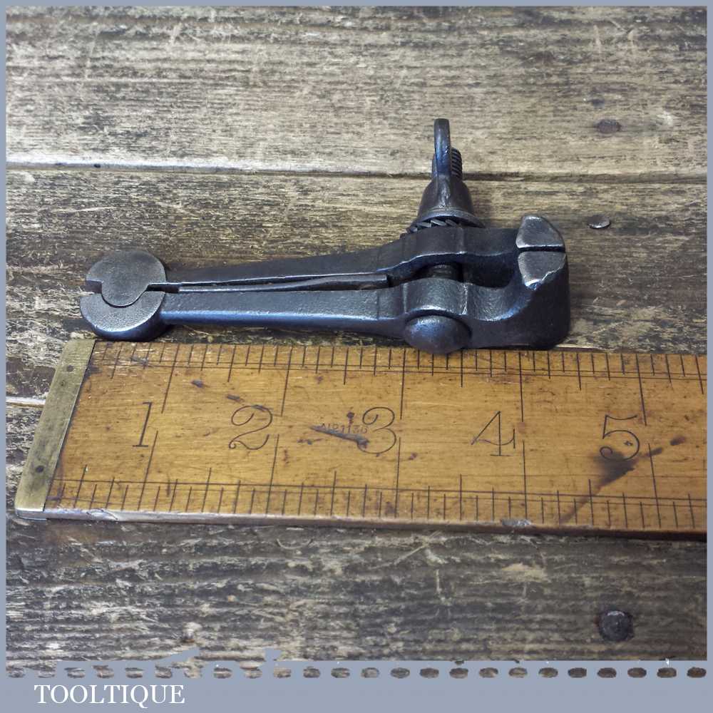 Vintage Spring Loaded Cast Steel Hand Vice – Good Condition — фото 4