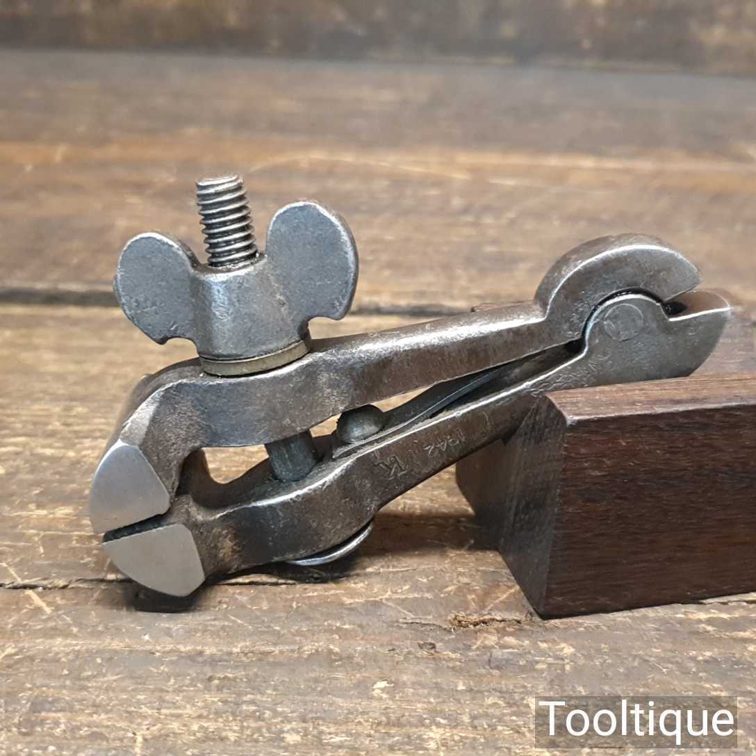 Vintage WW2 Sprung Loaded Cast Steel Hand Vice 1 ⅜” Jaws 1942 Broad Arrow — фото 1