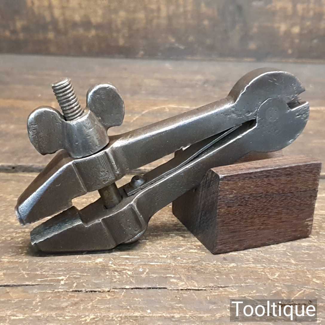 Vintage WWII Cast Steel Brindley 1942 Hand Vice Broad Arrow – Good Condition — фото 1