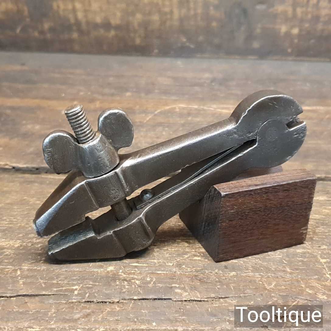 Vintage WWII Cast Steel Brindley 1942 Hand Vice Broad Arrow – Good Condition — фото 2