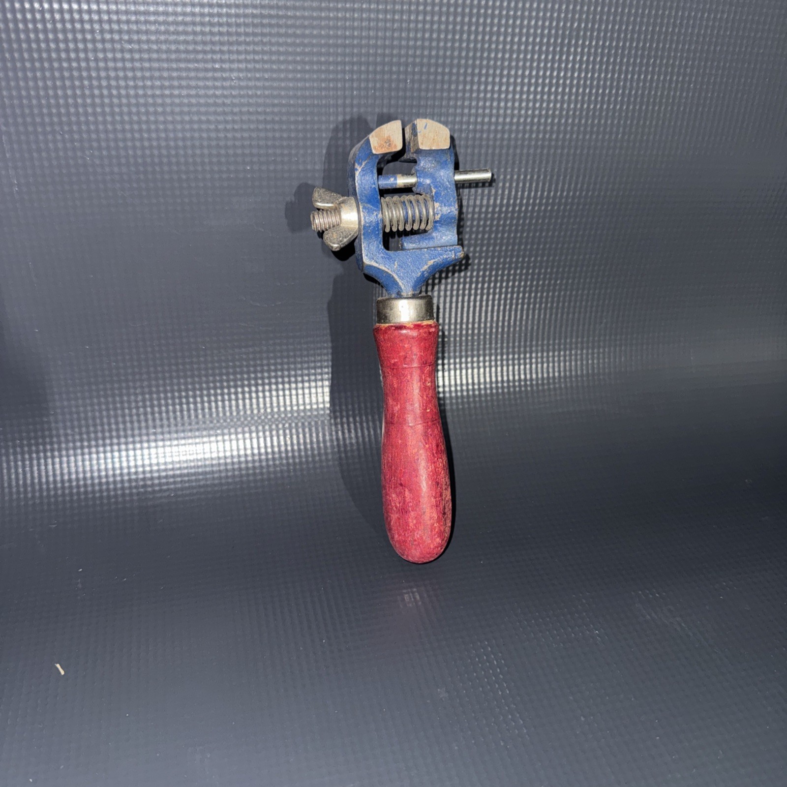Vintage Hand Held Vise Watchmaker Jeweler Gunsmith Wooden Handle Vice ~ — фото 1