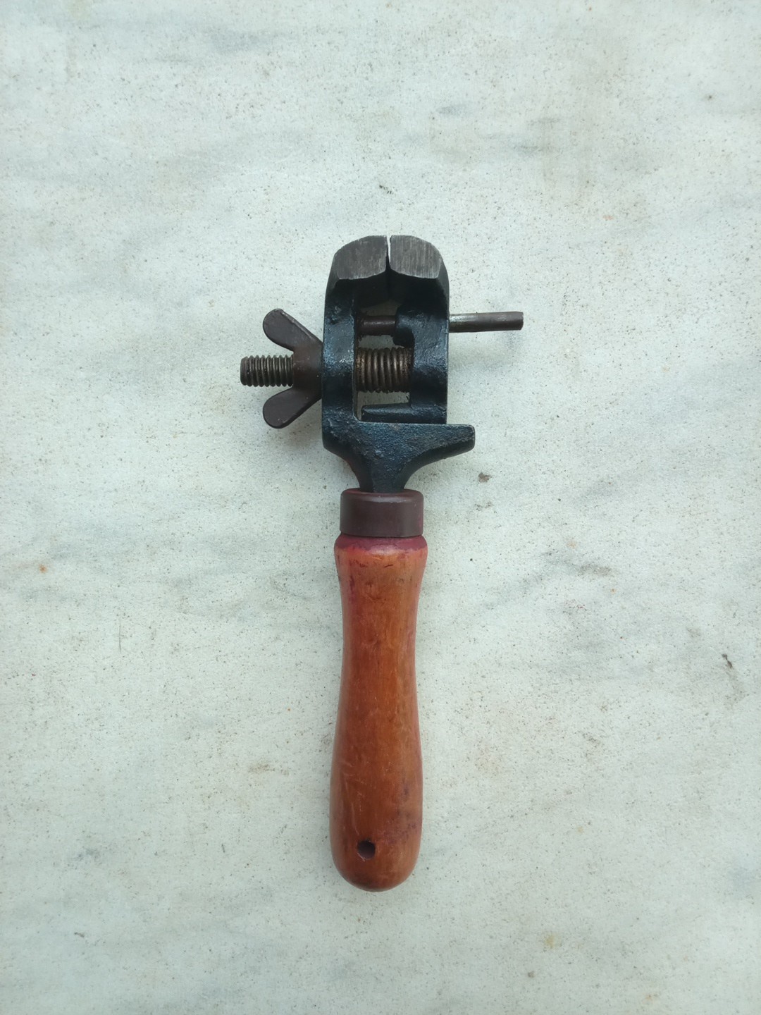 Vintage Hand Held Vise Jewelers Gunsmith Watchmakers Wood Handle — фото 1