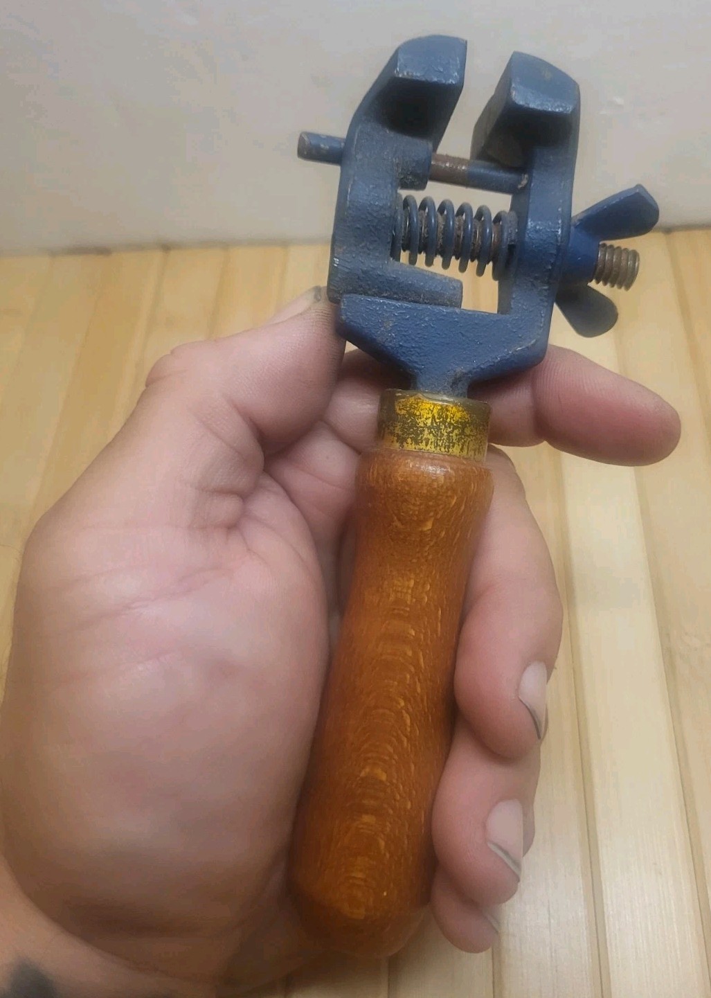 Vintage Wood Handle Hand Vise Clamp 1 1/4" Wide Jaw Machinist Jeweler Gunsmith — фото 1