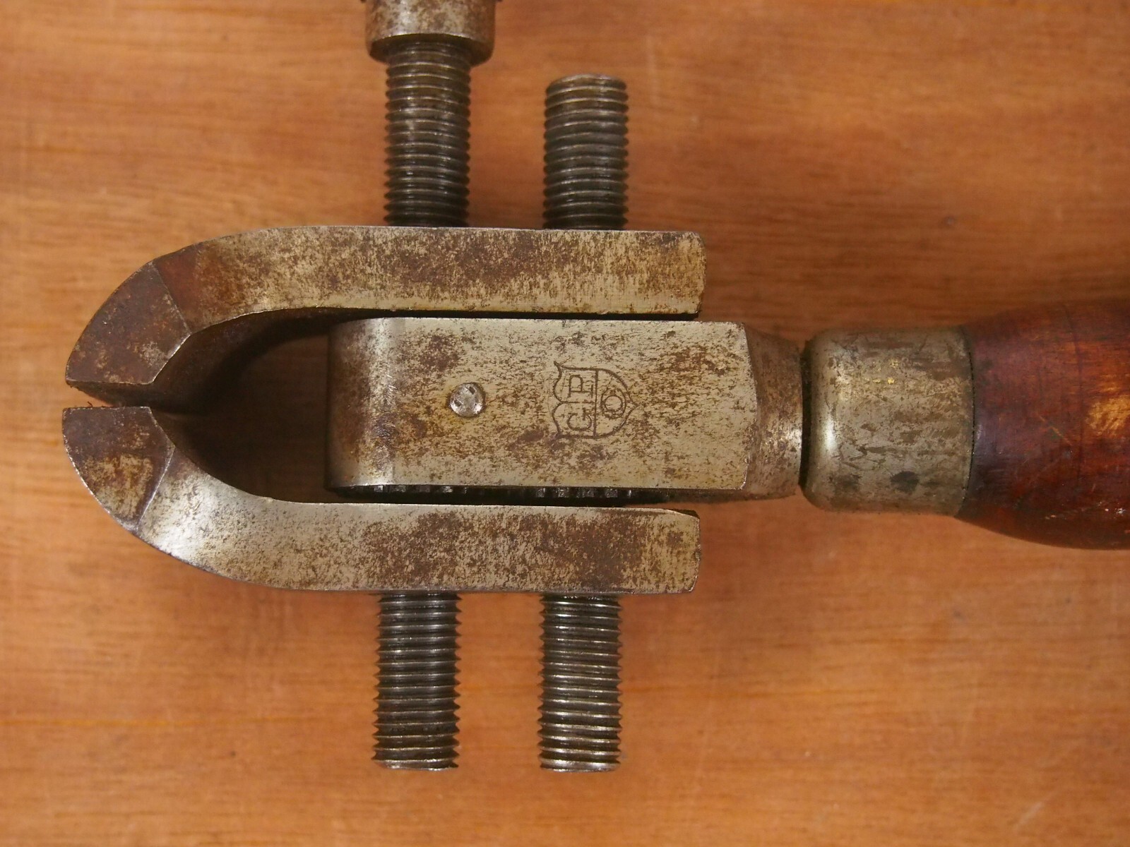 Goodell-Pratt Co. No. 97 Jeweler's Parallel Jaw Geared Hand Vise w. Crest Logo — фото 3