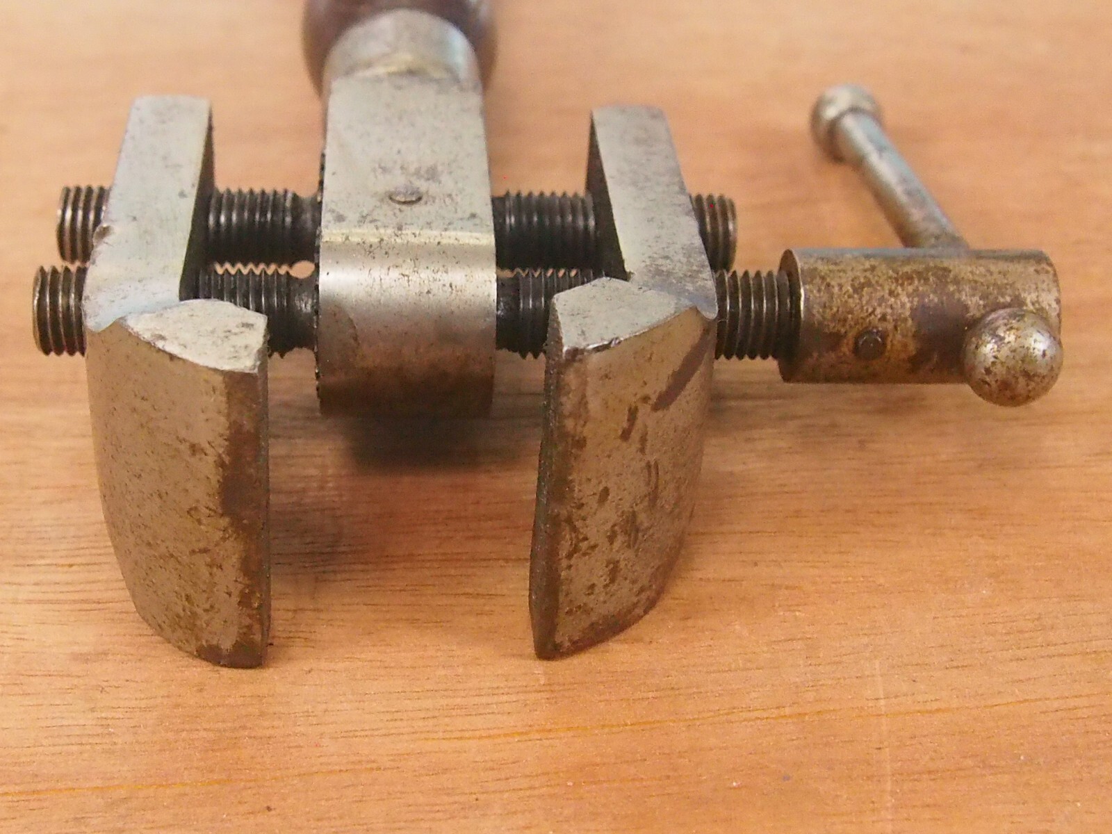 Goodell-Pratt Co. No. 97 Jeweler's Parallel Jaw Geared Hand Vise w. Crest Logo — фото 9